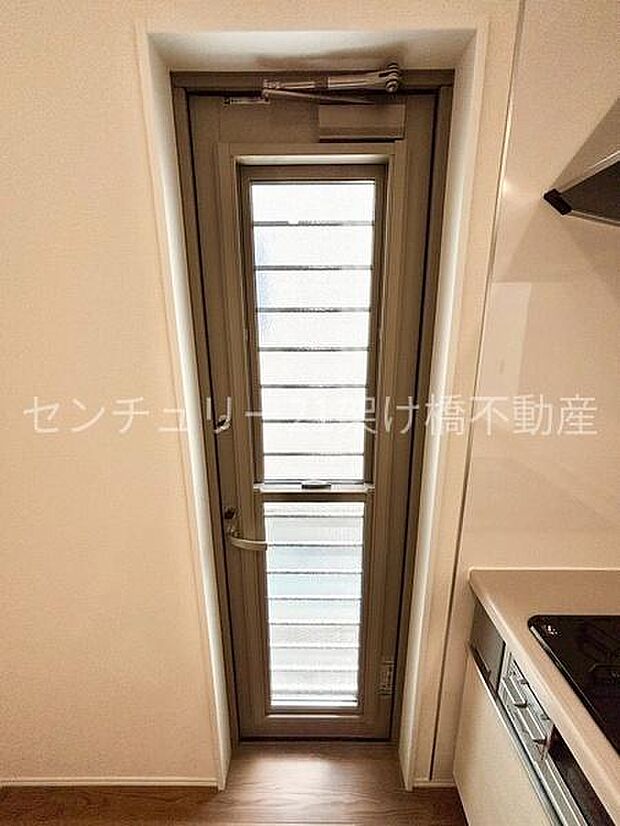 【勝手口】出入りに便利な勝手口付き