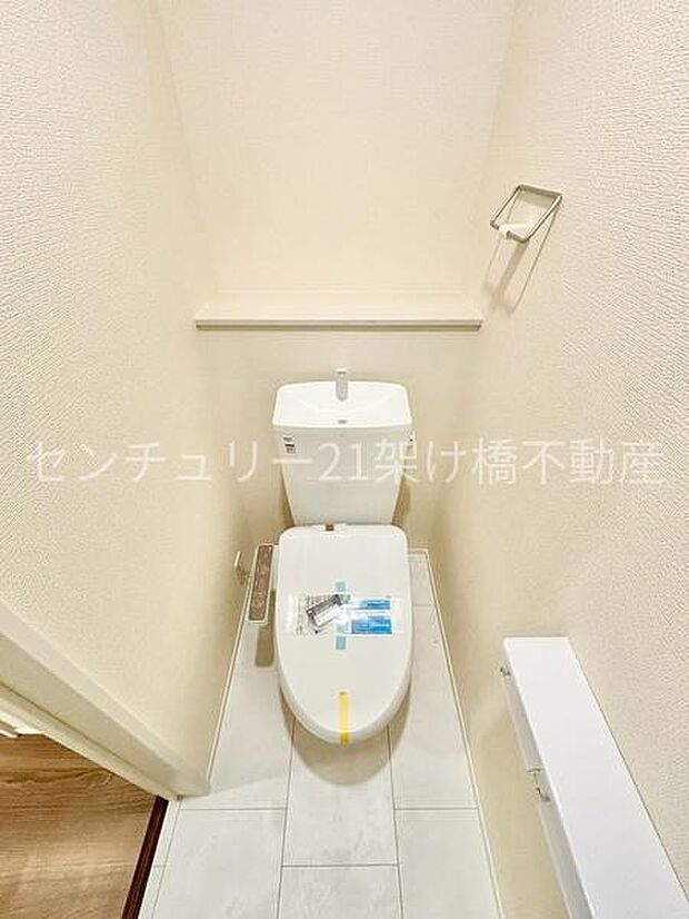 【1階 トイレ】温水洗浄便座で快適にお使いいただけます。