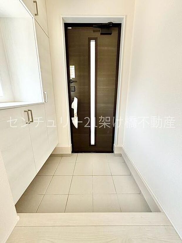 【玄関】採光面があり、明るい玄関です。
