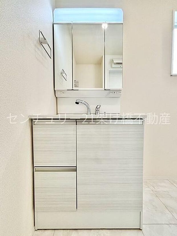 【洗面所】三面鏡の独立洗面台となっております。オシャレな洗面台で収納もバッチリ〇
