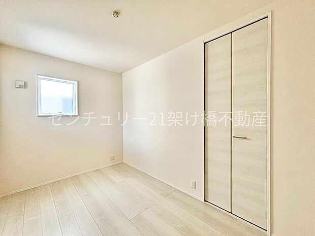 【1階洋室 5帖】リビングとの動線がスムーズなリビングの隣の洋室