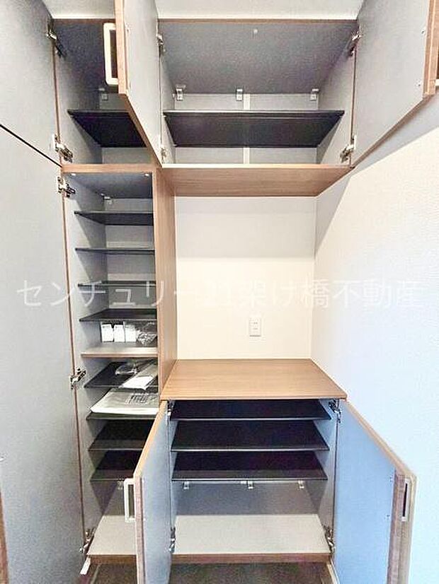 玄関入って左側にはシューズボックスがあります。
