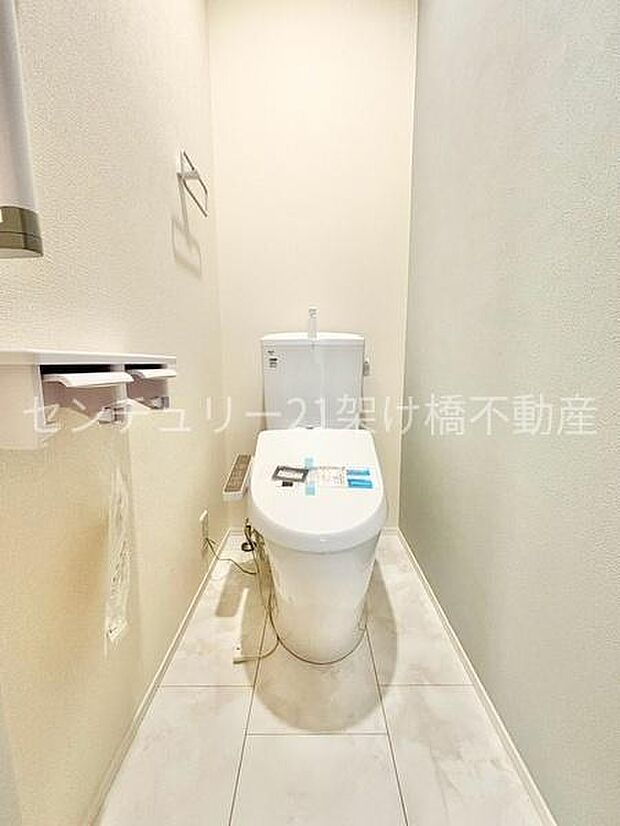 【1Fトイレ】トイレ2箇所ございます。温水洗浄便座で快適にお使いいただけます。