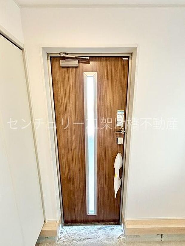【玄関】採光面があり、明るい玄関です。