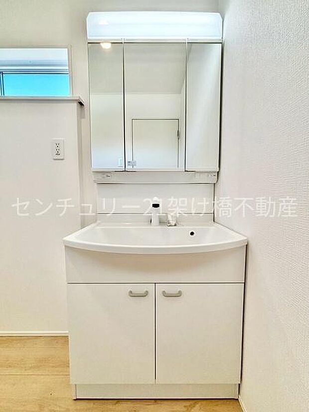 【洗面所】独立洗面台となっております。ストックなどを収納するのに便利な収納あり〇