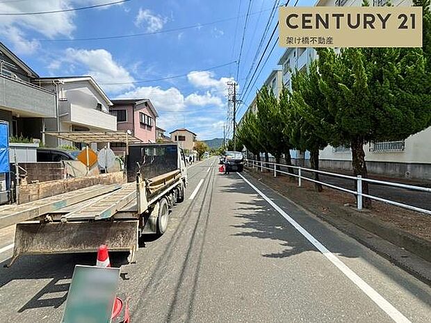 南側公道約8ｍあり、日当たり良好！駐車も楽々です。