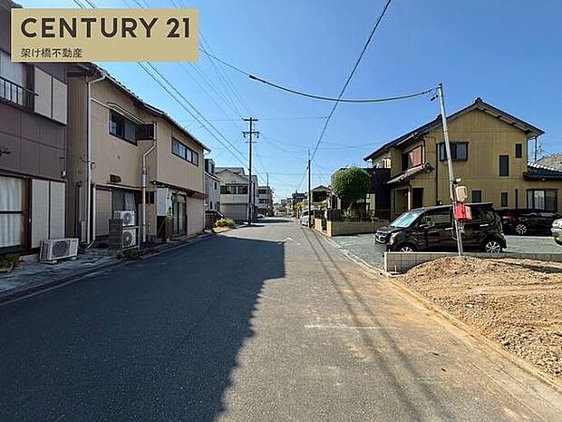 南西側公道約8mあり、日当たり良好!駐車も楽々です。