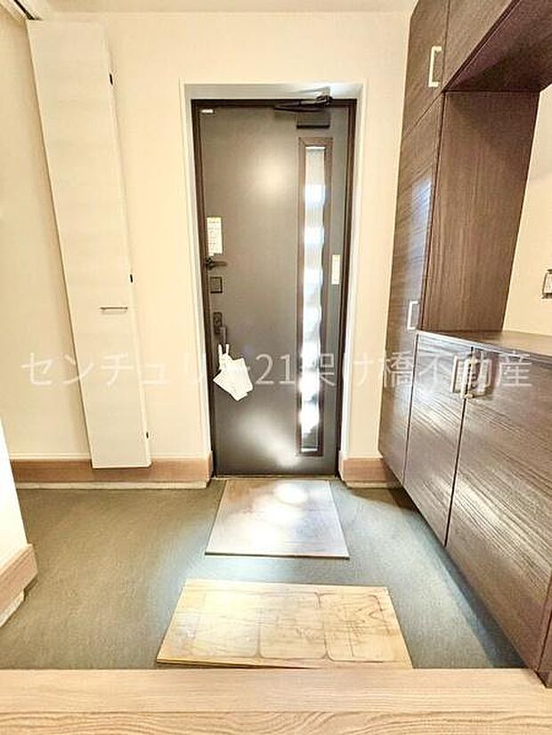 【玄関】シューズクローゼット付きの玄関ご家族のお履き物をたっぷりしまえます。