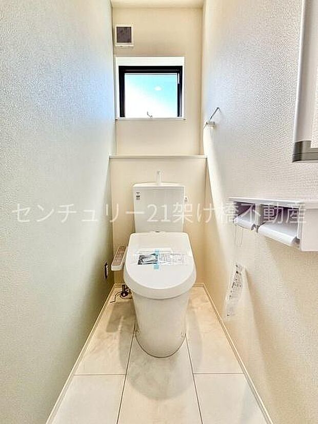 【2Fトイレ】トイレ2箇所ございます。温水洗浄便座で快適にお使いいただけます。
