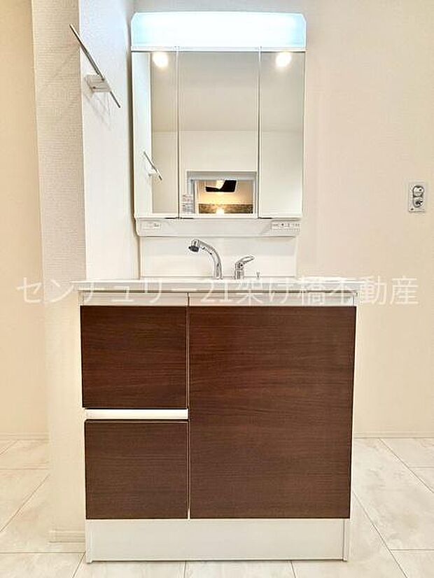 【洗面所】独立洗面台となっております。ストックなどを収納するのに便利な収納あり〇