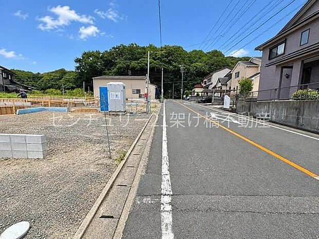 南側公道約8mあり、日当たり良好!駐車も楽々です。