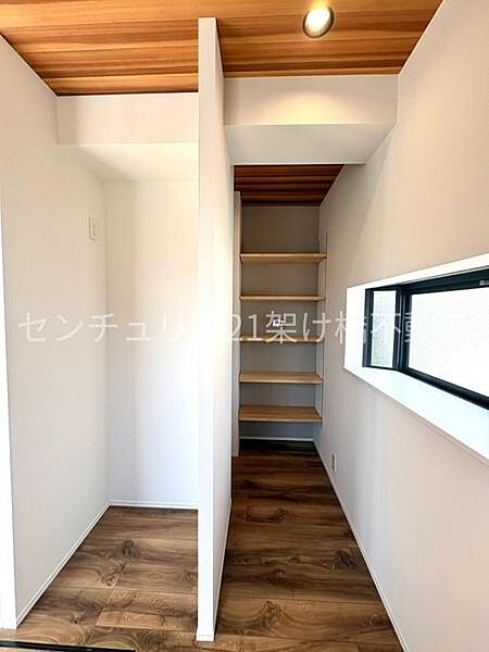 キッチンには収納スペースたっぷりあります