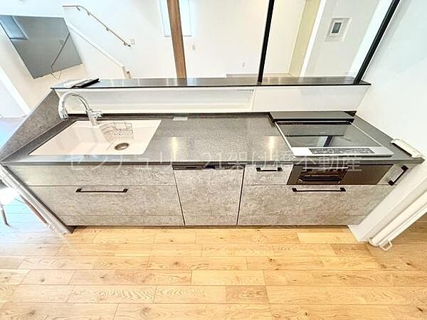 【対面式システムキッチン】三口コンロ、グリル、食器洗乾燥機、浄水器付きシンクでお料理が捗ります♪
