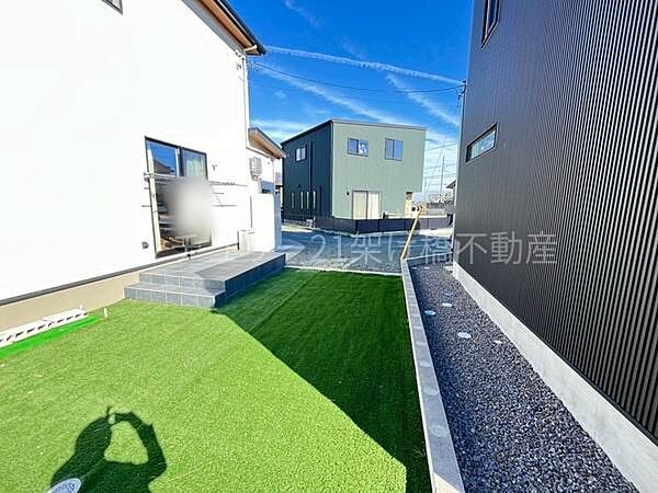 お庭は、小さい子の遊び場、BBQ、家庭菜園などお好みにお楽しみいただけます。