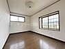 洋室：【2F　洋室】二面採光で明るいお部屋です。ＡＩ 加工により家具を消去した画像です。