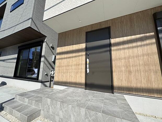 奥行きのある屋根付きで雨の日も安心、ちょっとした物も置いていただけます♪2号棟