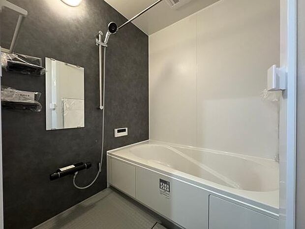 高級感のあるバスルーム♪浴室乾燥暖房機付きです。雨の日の洗濯物の乾燥やヒートショック対策としてもお使い頂けます。2号棟