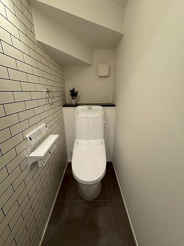 【1階　トイレ】衛生的な温水洗浄便座で快適にお使いいただけます。