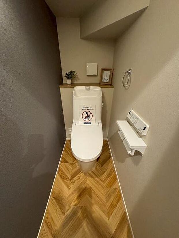 【1階　トイレ】衛生的な温水洗浄便座で快適にお使いいただけます。