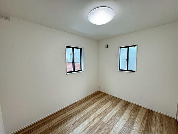 （2階　洋室　5帖）インテリアの映える白いお部屋。