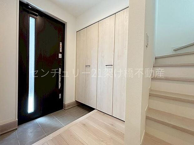 【玄関】シューズクローク付きの玄関♪広々と使いやすい造りです◎