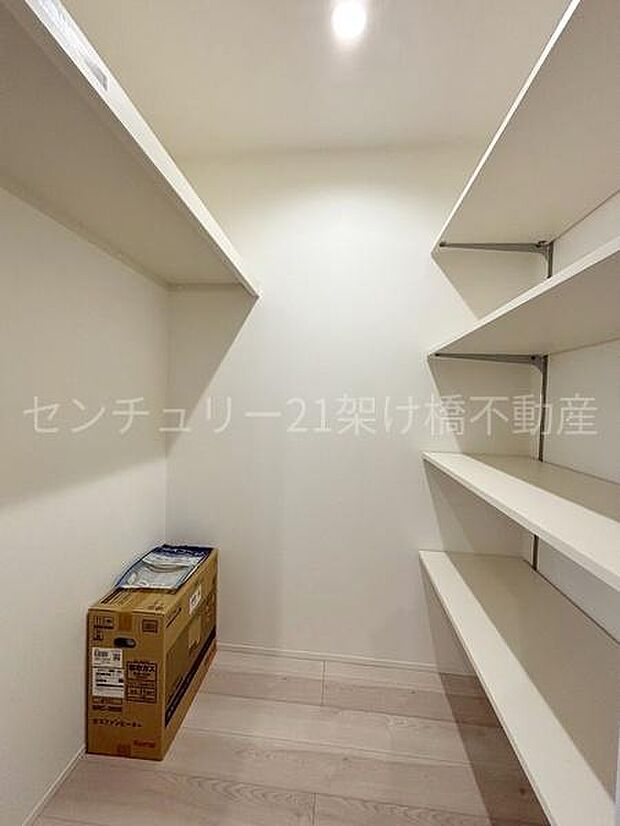 【パントリー】キッチン横のパントリーは食材や調理器具の収納に便利です♪