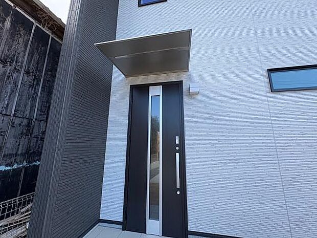 ホワイトの壁と木のぬくもりのある玄関です。 2号棟