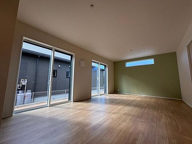 開放感のある、18帖のLDK♪ワンポイントでグリーンのアクセントクロスを使用したおしゃれなリビングです♪便利なカウンター付き◎