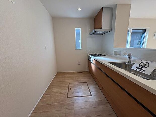 キッチンには窓付きで明るく、換気もしっかりしていただけます◎