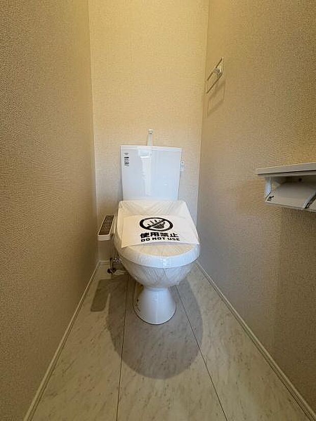 (1階 トイレ)衛生的な温水洗浄便座で快適にお使いいただけます。2号棟