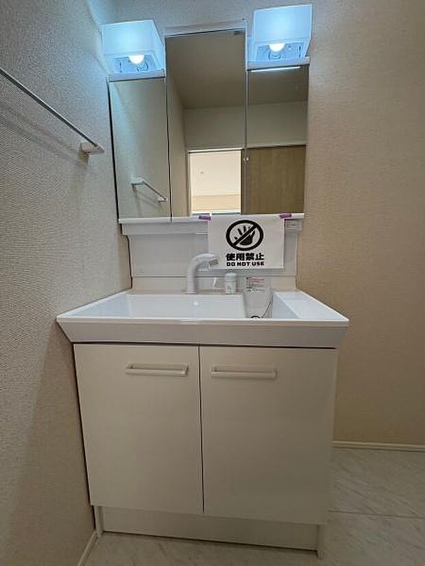 三面鏡の独立洗面台となっております。ストックなどを収納するのに便利な収納付きです◎ 2号棟