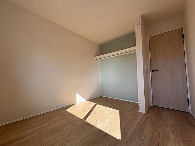 二階真ん中洋室4.5帖 別角度写真収納スペースにワンポイントがさわやかなアクセントクロスです。