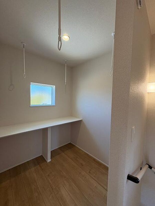 二階ランドリースペース 造り付の机は洗濯物をたたむ時やアイロン台としてもお使いいただけます。2号棟