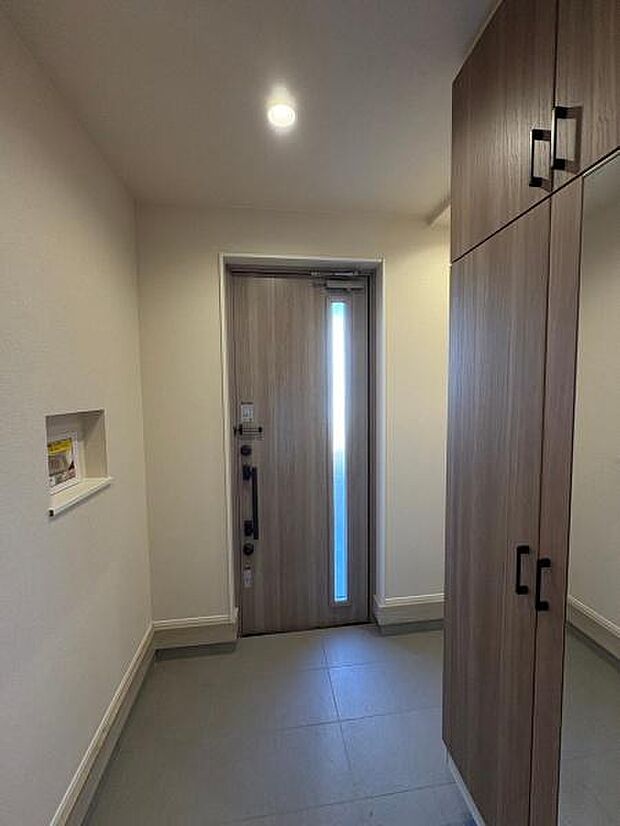 天井高シューズボックスで多くの靴を収納できる上、お好みのインテリアなどで飾り棚を利用して、お越しいただくお客様をおもてなしできます。