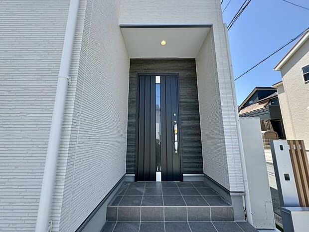 【玄関】シックな色が特徴的な玄関♪奥行きがあるので雨の日でも安心です！