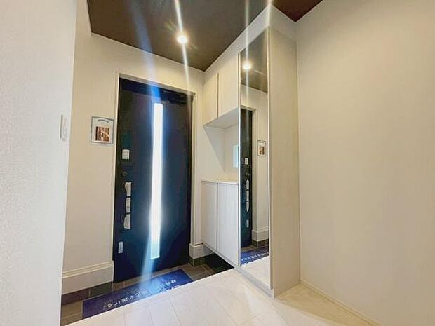 飾り棚付きシューズボックス、土間収納もあり土汚れの気になるアウトドア用品の収納などに◎