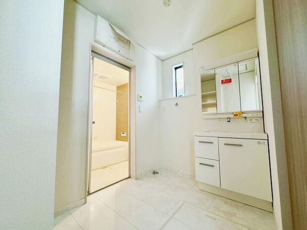 【洗面所】三面鏡の独立洗面台となっております。ストックなどを収納するのに便利な収納棚もございます◎