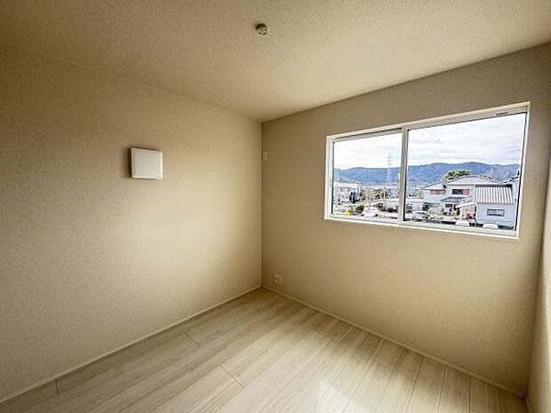 【2階洋室　南東側5帖】暖かな日差しが差し込む南面の洋室♪