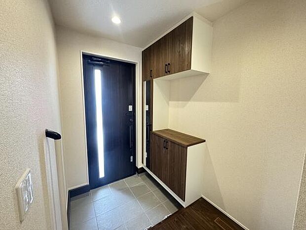 【玄関】天井高のシューズボックスで家族みんなの靴がしまえます◎