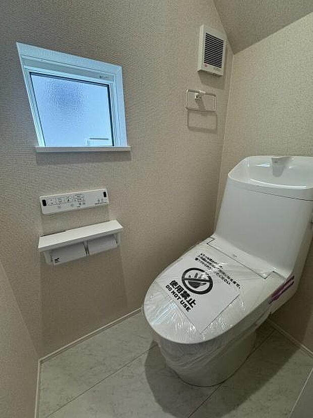 【1階　トイレ】衛生的な温水洗浄便座で快適にお使いいただけます。