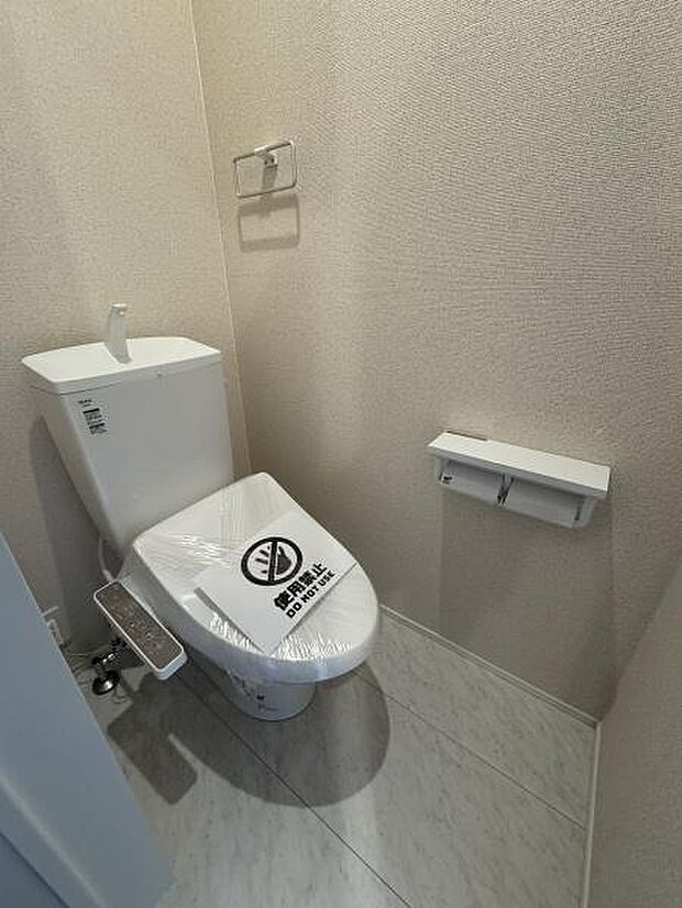【2階 トイレ】衛生的な温水洗浄便座で快適にお使いいただけます。
