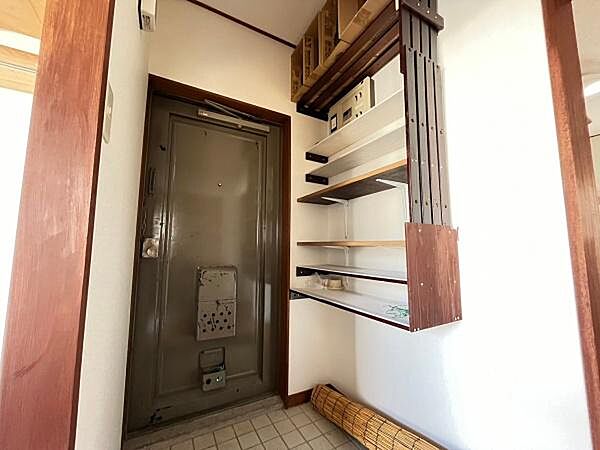 【玄関】天井高シューズボックスで多くの靴を収納できる上、お好みのインテリアなどで飾り棚を利用できます。