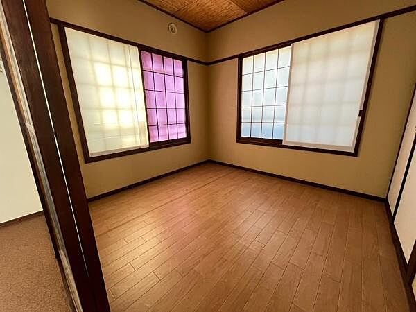 【洋室2】窓には障子で和室感漂う雰囲気のお部屋です。2面採光で日当たり良好です！