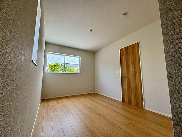 【1階洋室 6.5帖】1階に独立洋室あり！ご年配の方の居室や客間としてもおすすめです◎