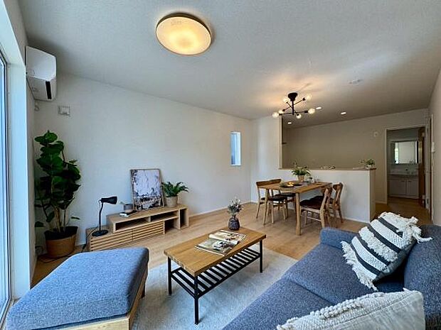 【LDK 15帖】4号棟はリビングエアコン付きです！南向きで明るく、過ごしやすいリビングで家族団らん♪