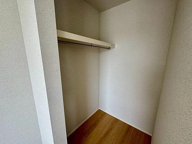 【ウォークインクローゼット】上部棚付きなので、衣類だけでなく寝具などの収納にも◎