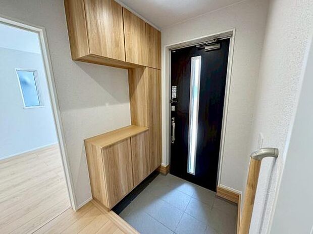 【玄関】飾り棚つきのシューズボックス♪天井高でたっぷり収納できます◎