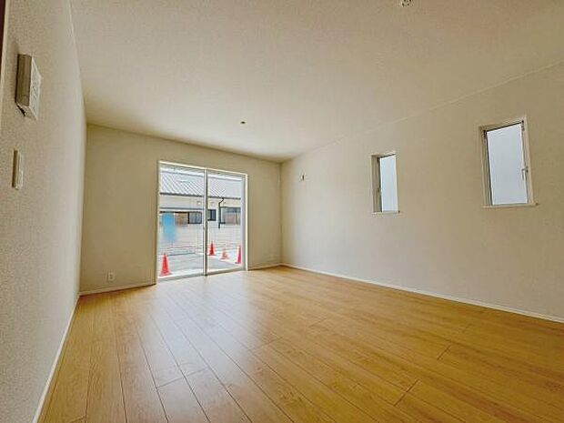 南面の大きな窓でたっぷり採光◎