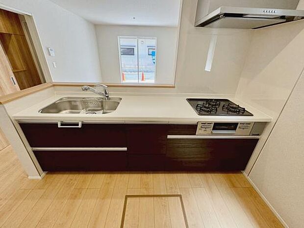 【対面式システムキッチン】三口コンロ、グリル、浄水器付きでお料理がはかどります♪