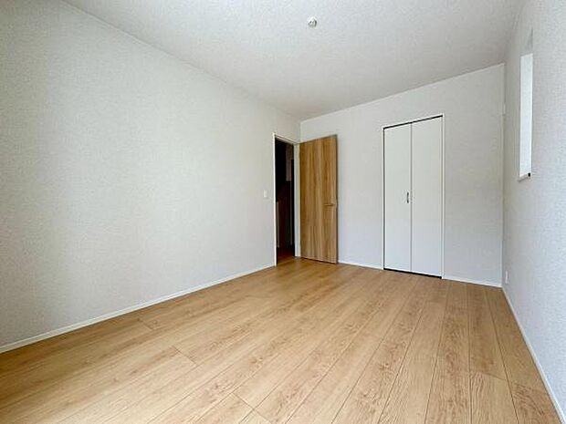 【2階　洋室 6.5帖】2面採光で明るい洋室！